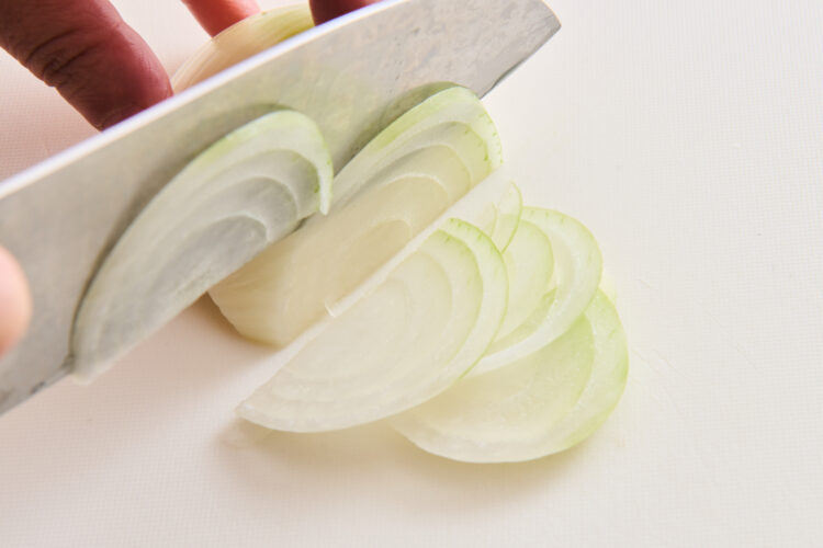 玉ねぎは繊維を断つようにカットする